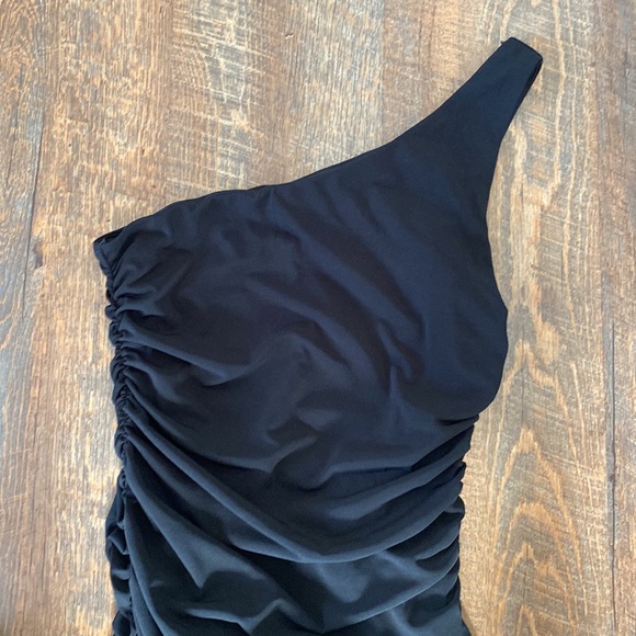 Lulu’s Total Appeal Black Ruched One-Shoulder Bodycon Midi Dress - Picture 5 of 6